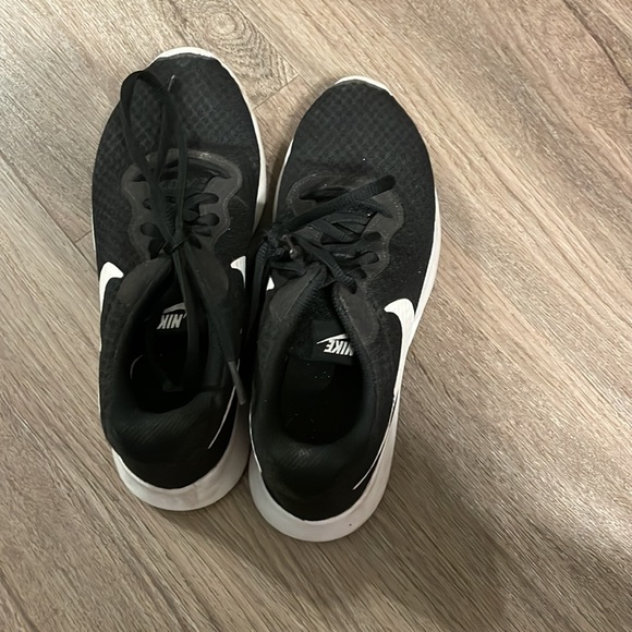 Black nike tennis shoes - Picture 2 of 2